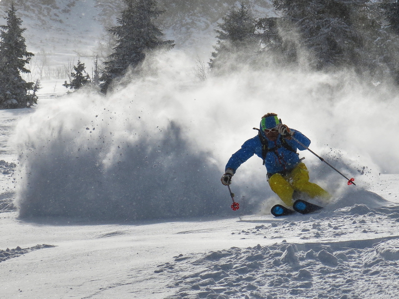 Schifahrer im tiefen Schnee
